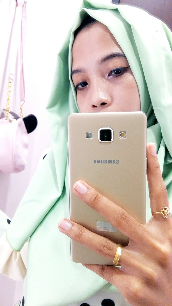 Novia_Fk's tweet photo. Hijab Is My Life 😘😊... #hijab#green#mirorselfie#noviamamfai#owner#indonesia https://t.co/BzSZFz5imd