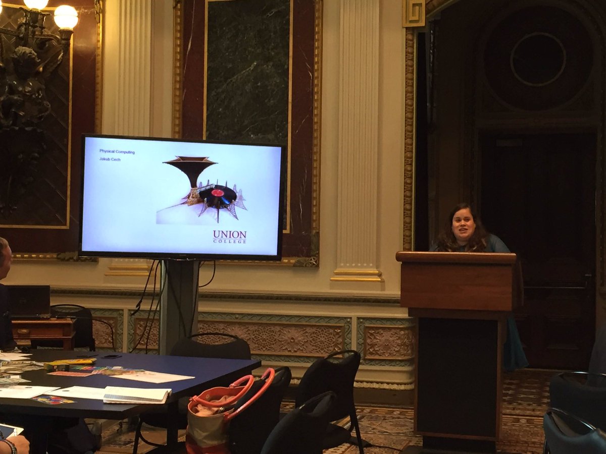 UnionMakerWeb's tweet photo. Amanda representing Union College's MakerWeb at THE White House @denisesnyder @UnionCollegeNY https://t.co/U31P87cqZ1