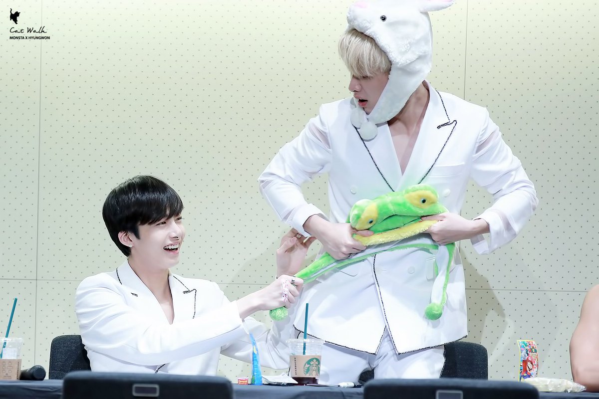 CatWalk_940115's tweet photo. 160618 종로팬싸 #몬스타엑스 #형원 #원호 #형원호 원토끼와 채구리 ㅋㅋㅋㅋ
#MONSTAX #HYUNGWON #걸어 @OfficialMonstaX https://t.co/O3fCmpFJK9