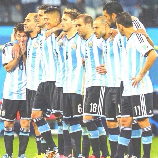 cvkelvinOK's tweet photo. Si esta no es sentir la camiseta. ¿Que es ? #messi #leomessi macherano #aguero #vezzi #argentina #vamosargentina https://t.co/50byvozg9l