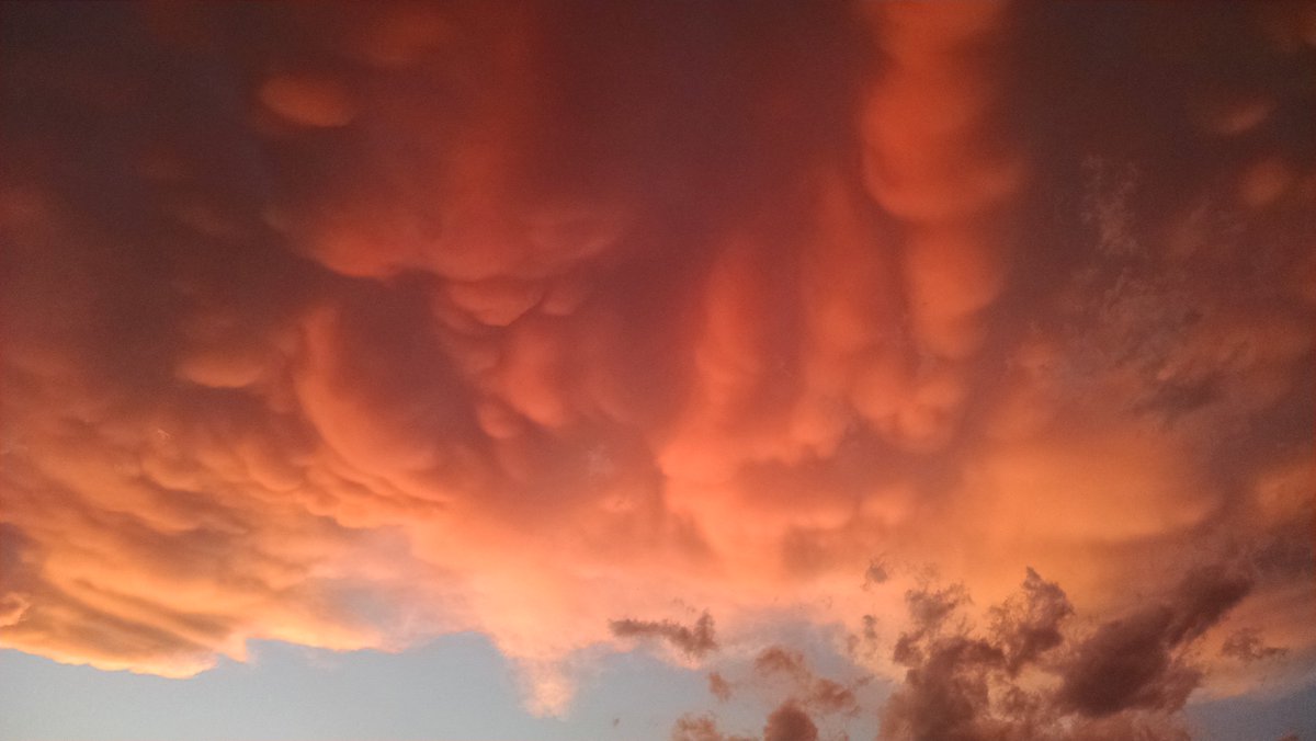 fredward06's tweet photo. crazy clouds @weatherchannel #lancaster #PA #storm #bubbleclouds #quarryville https://t.co/tG0i46UAkI