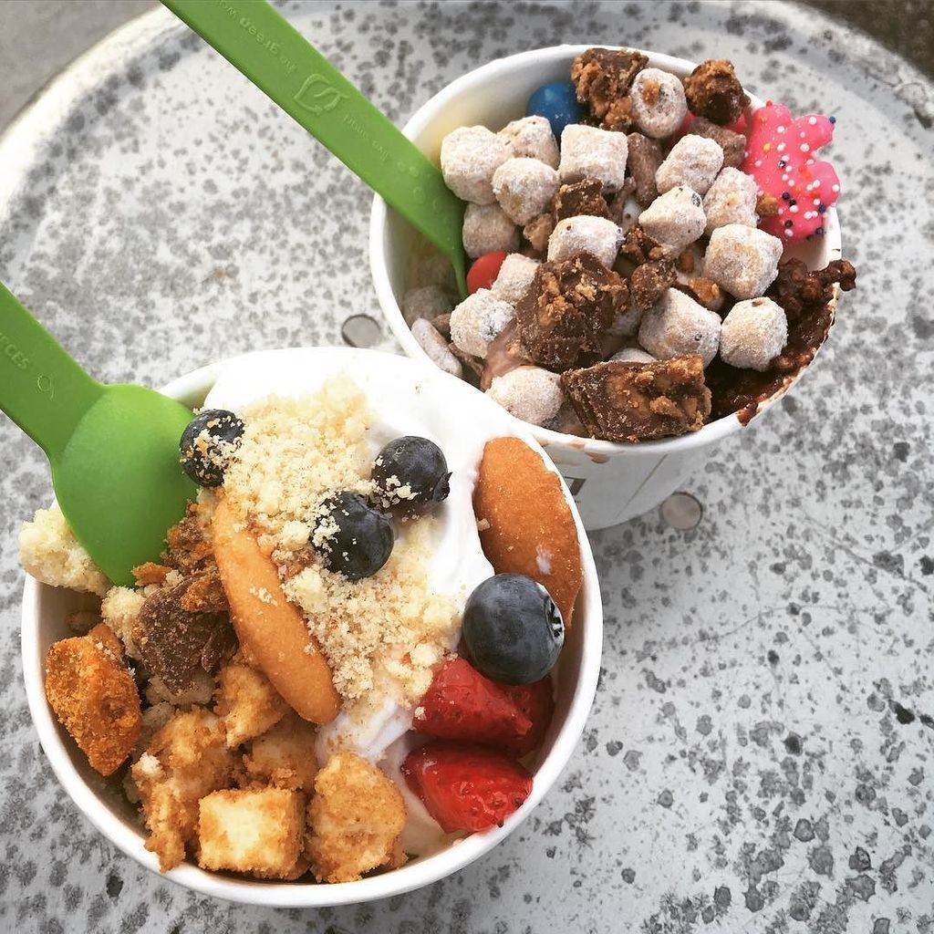 TCDaters's tweet image. We ate a healthy dinner at home, so we rewarded ourselves with BOGO froyo covered in candy… ift.tt/28Pn8O1