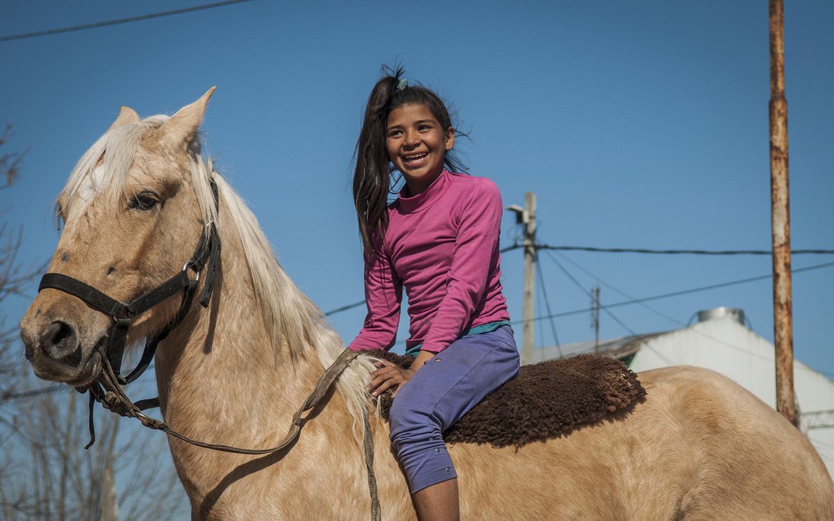Nadia haciendo una performance sobre caballo en byf Fiorito. HERMOSA