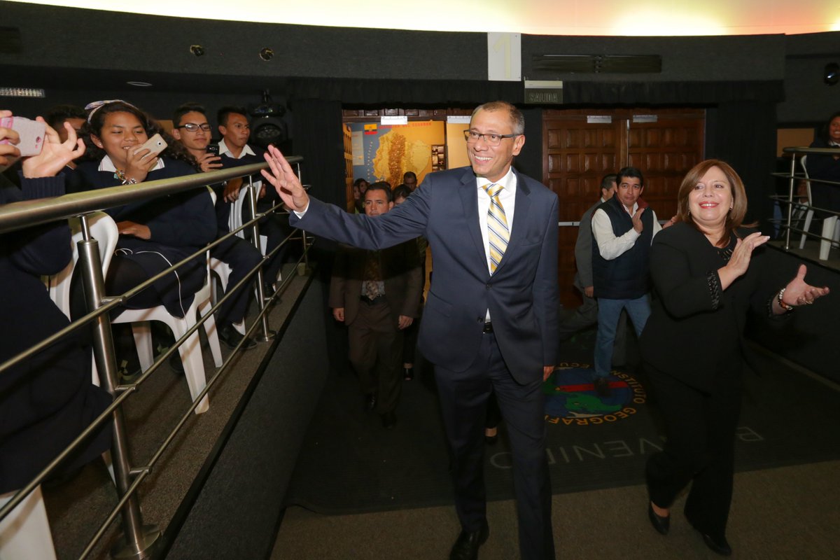 CFN_ECUADOR's tweet photo. .@Vice_Ec @JorgeGlas engalano la #FinalLEE2 con su presencia. Gracias por el apoyo a #EmprendedoresCFN @maria_solba https://t.co/BLifI9KJ4j