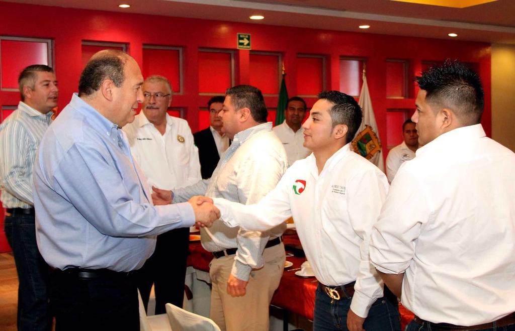 AlfredoTaveraR's tweet photo. Un gusto saludar al gobernador @rubenmoreiravdz  en evento de la #FEITEC #ITPN #TecNM https://t.co/0ldqlsUKzH