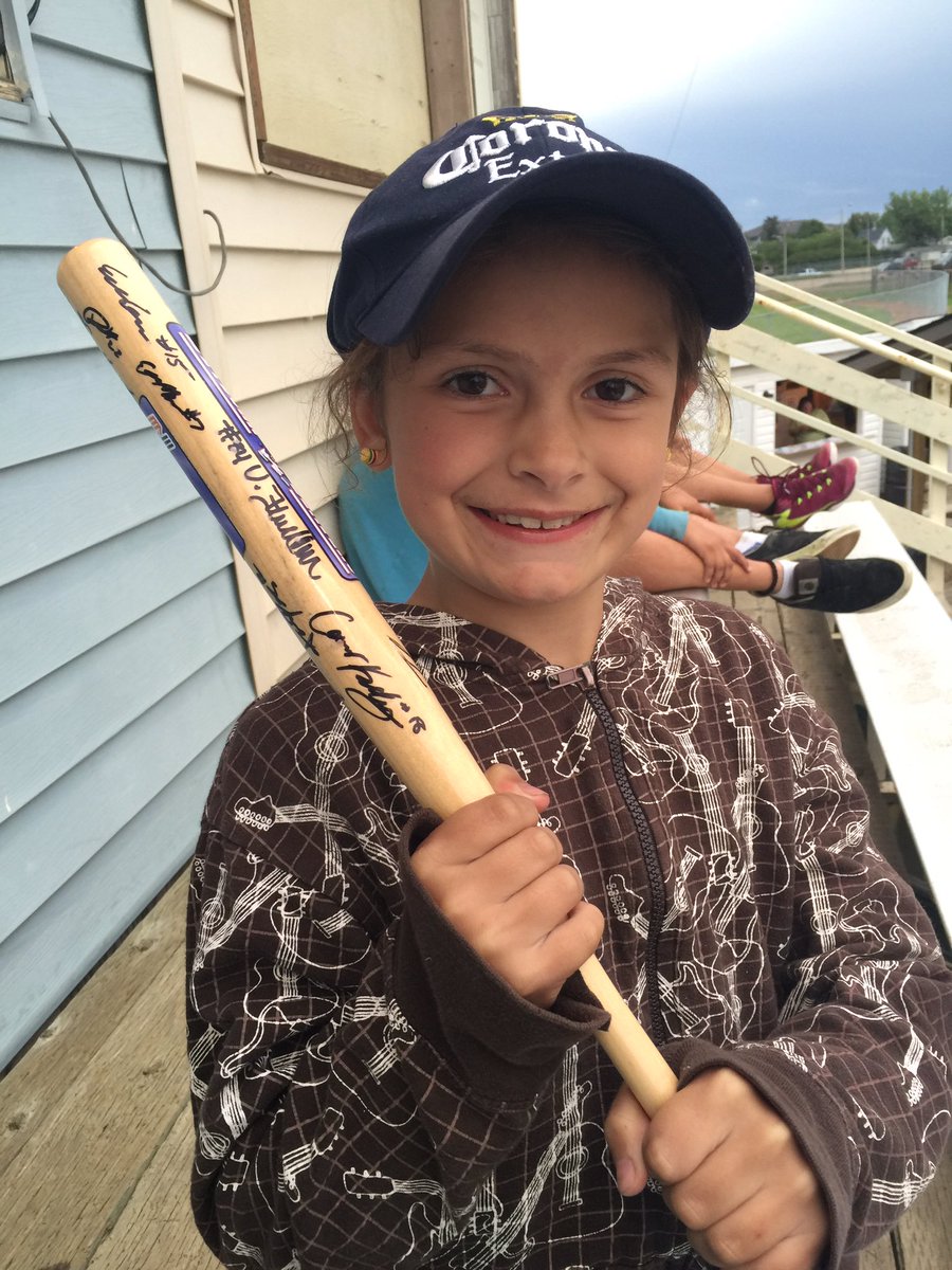 mommygrassing5's tweet image. Tonight's @BeaversWMBL vs @EdmProspects game made my little girl pretty happy!! #wmbl #schooldaywinner #signedbat ⚾️