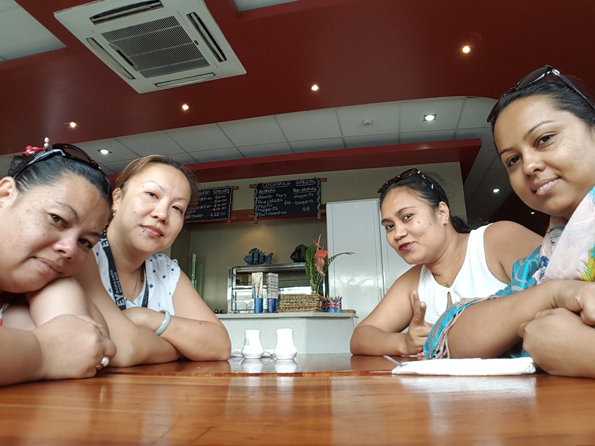 kilarida's tweet photo. Lunch at Cafe Victoria with Nilu and Suiva #EYBAS #TeamEY @TheRealNemia https://t.co/4E0okVHIw2