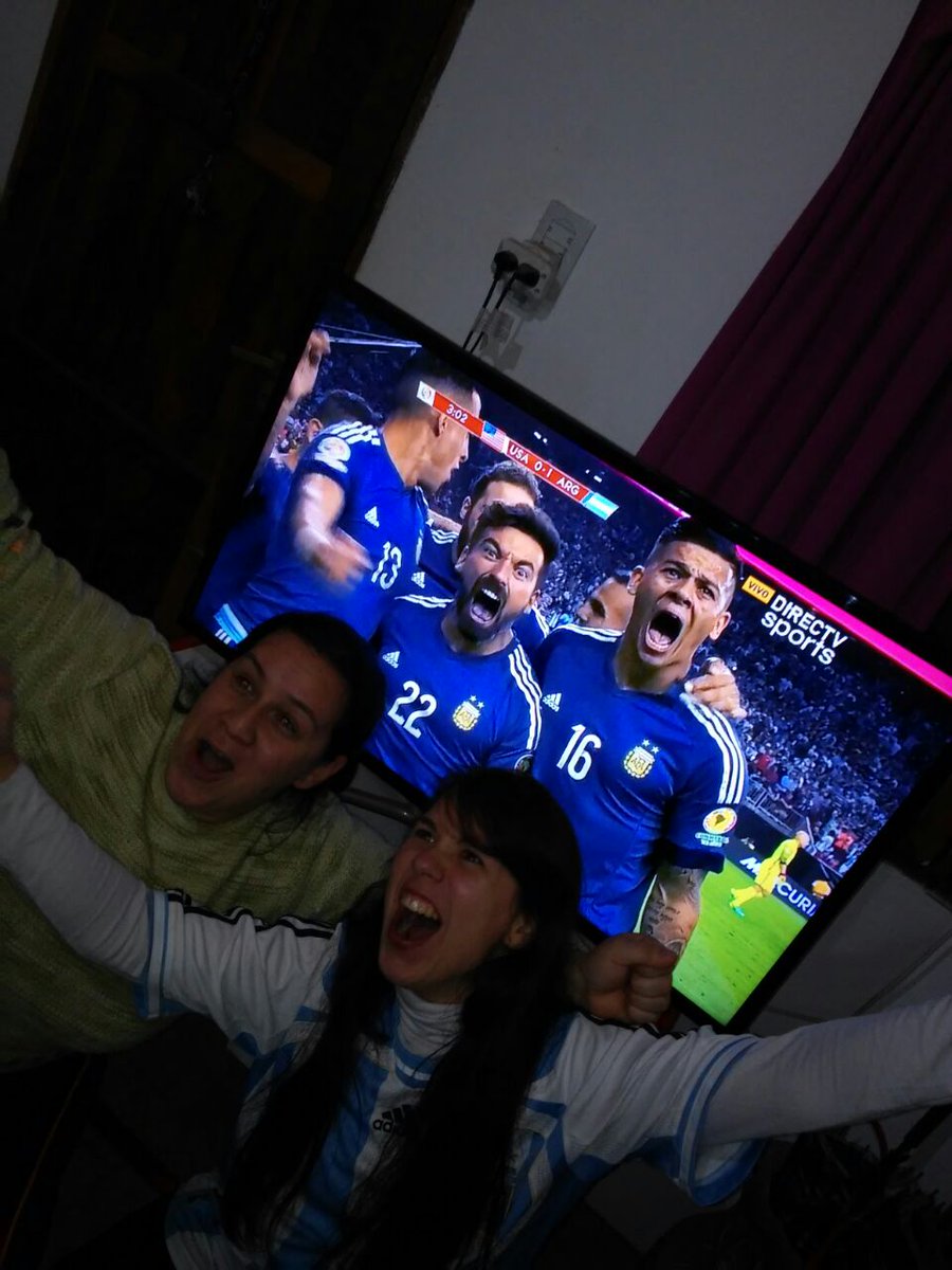 mvero90's tweet photo. Gol de Argentina y vos tipo... #CopaAmericaDIRECTVArgentina #FutbolTotalDIRECTV quiero la camiseta! #DTVTotal https://t.co/wdKwIxPwJY