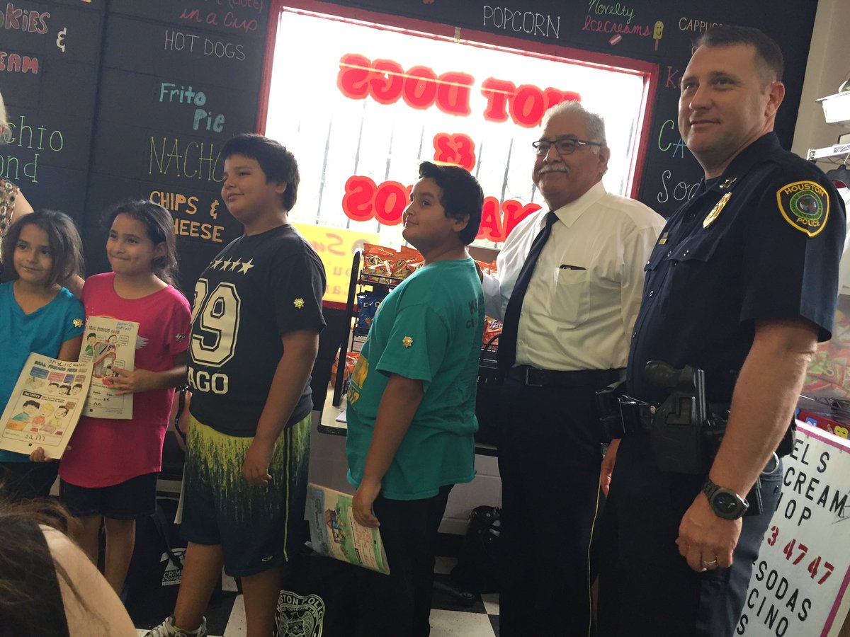 Sassytaxi42's tweet photo. Ice cream with an officer! #supporthpd #yellowcabcares #goyellow https://t.co/7tgBtxDNnp