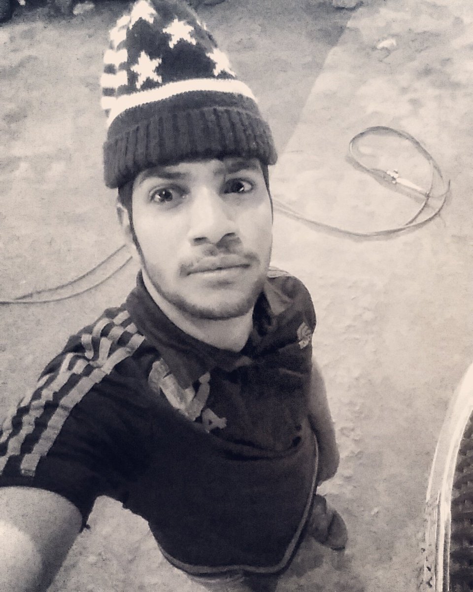 AzizZ75973's tweet photo. @3dil18 امس بالليل طلعت اجلس بالحوش الا شوي القمر يختفي واناديه وين رحت؟ قال نورك يكفي ماعاد لوجودي حاجه امس هالكلام https://t.co/zBZJfhn8Nz