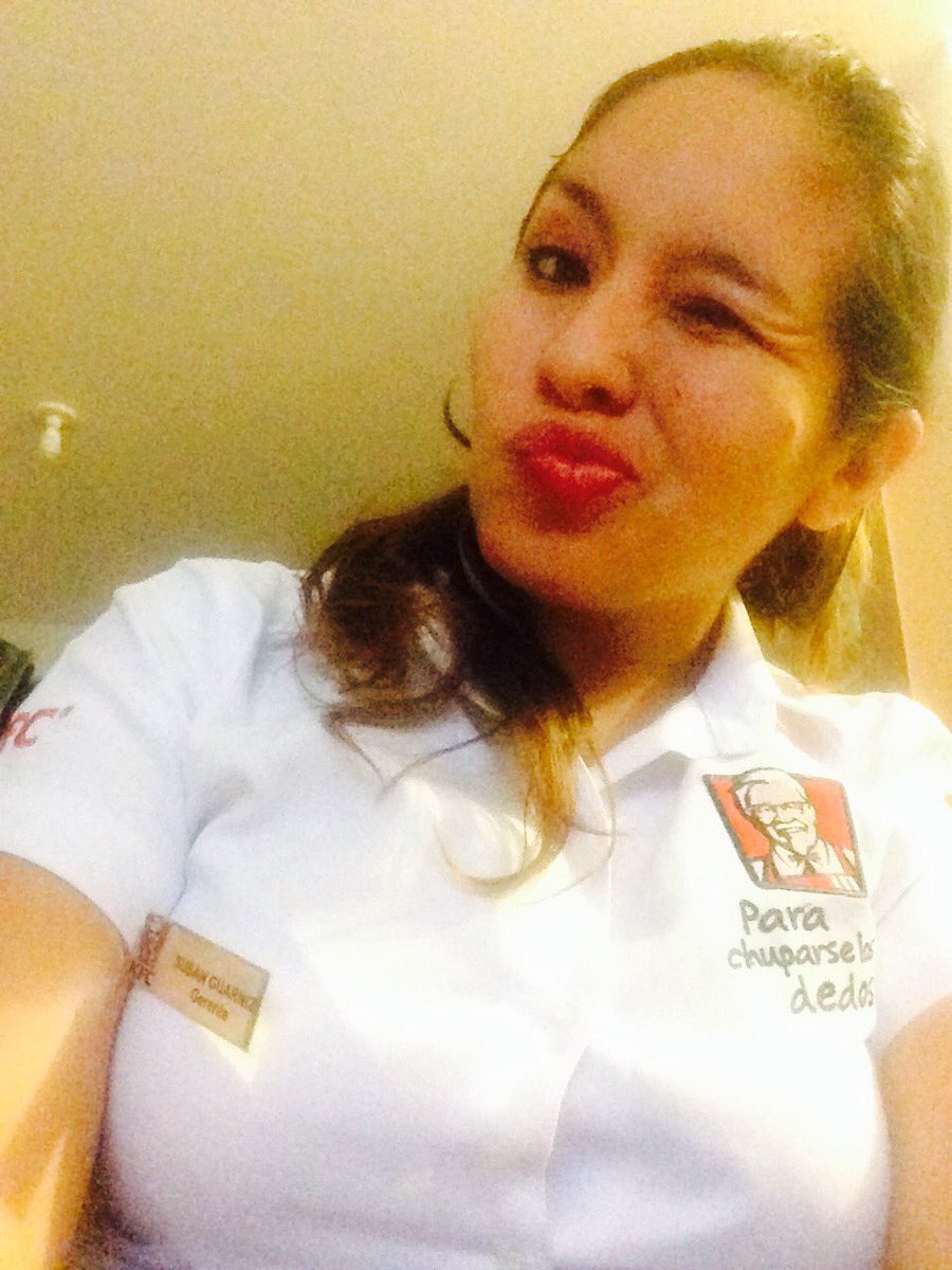 Susitan26's tweet photo. Hoy fue el Lanzamiento del Nuevo Slogan en KFC ❤️ #Parachuparselosdedos #Original #KFC https://t.co/BgjpQ0drzO