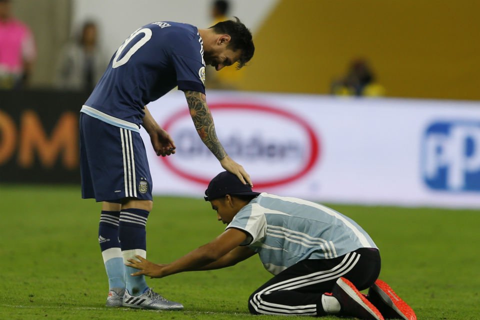 ivanezequiel___'s tweet photo. el hincha que entró y se arrodilló ante el mejor del mundo https://t.co/BGA9pszd3Y