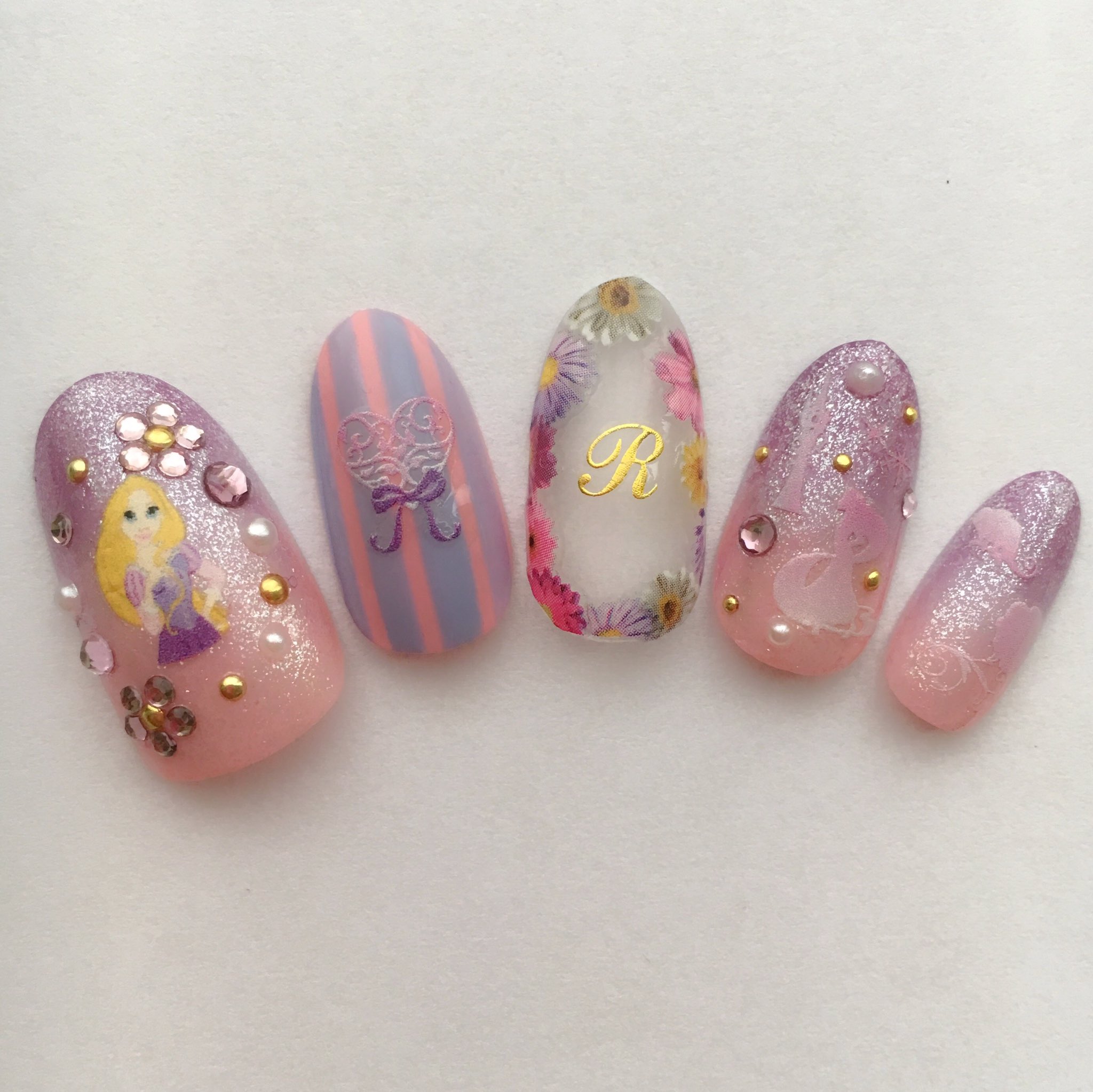Haruka ネイル垢 على تويتر セリアのディズニープリンセスのネイルシールを使ったラプンツェルネイル ラプンツェルらしいモチーフを詰め込みました O O シンデレラから始まり５人のプリンセスネイルが出来たので 全員集合のプリンセスネイルを作りたいです