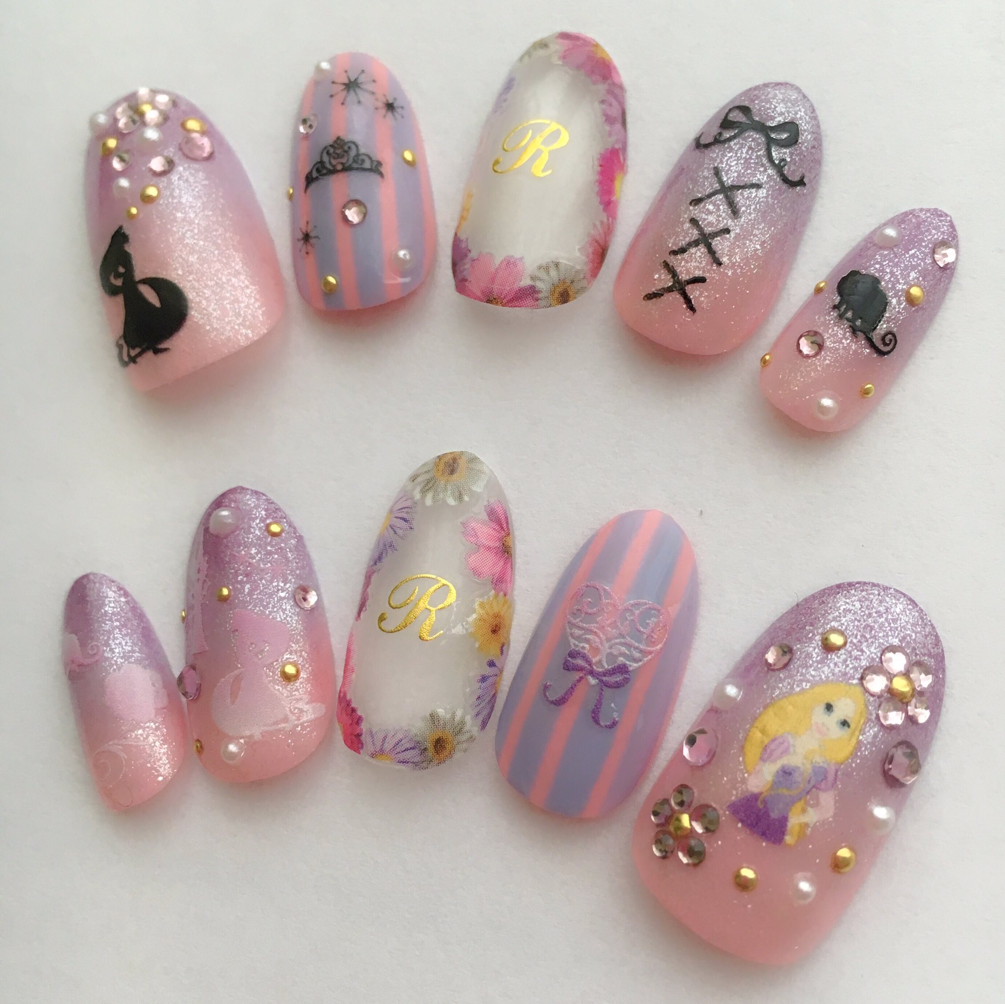 Haruka ネイル垢 セリアのディズニープリンセスのネイルシールを使ったラプンツェルネイル ラプンツェルらしいモチーフを詰め込みました O O シンデレラから始まり５人のプリンセスネイルが出来たので 全員集合のプリンセスネイルを作りたいです
