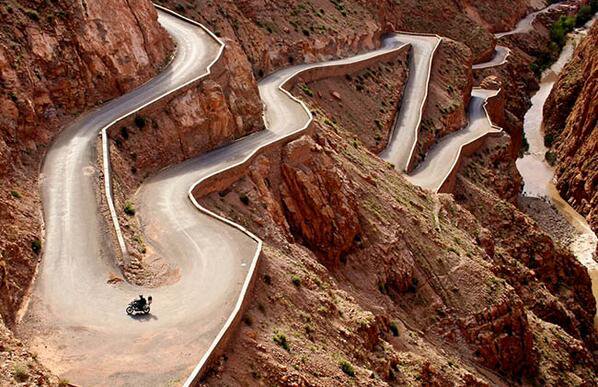solestudiosing's tweet photo. La siempre impresionante "Carretera del Atlas" (Marruecos). Atraviesa las montañas del Atlas. https://t.co/6sALIiRcD4