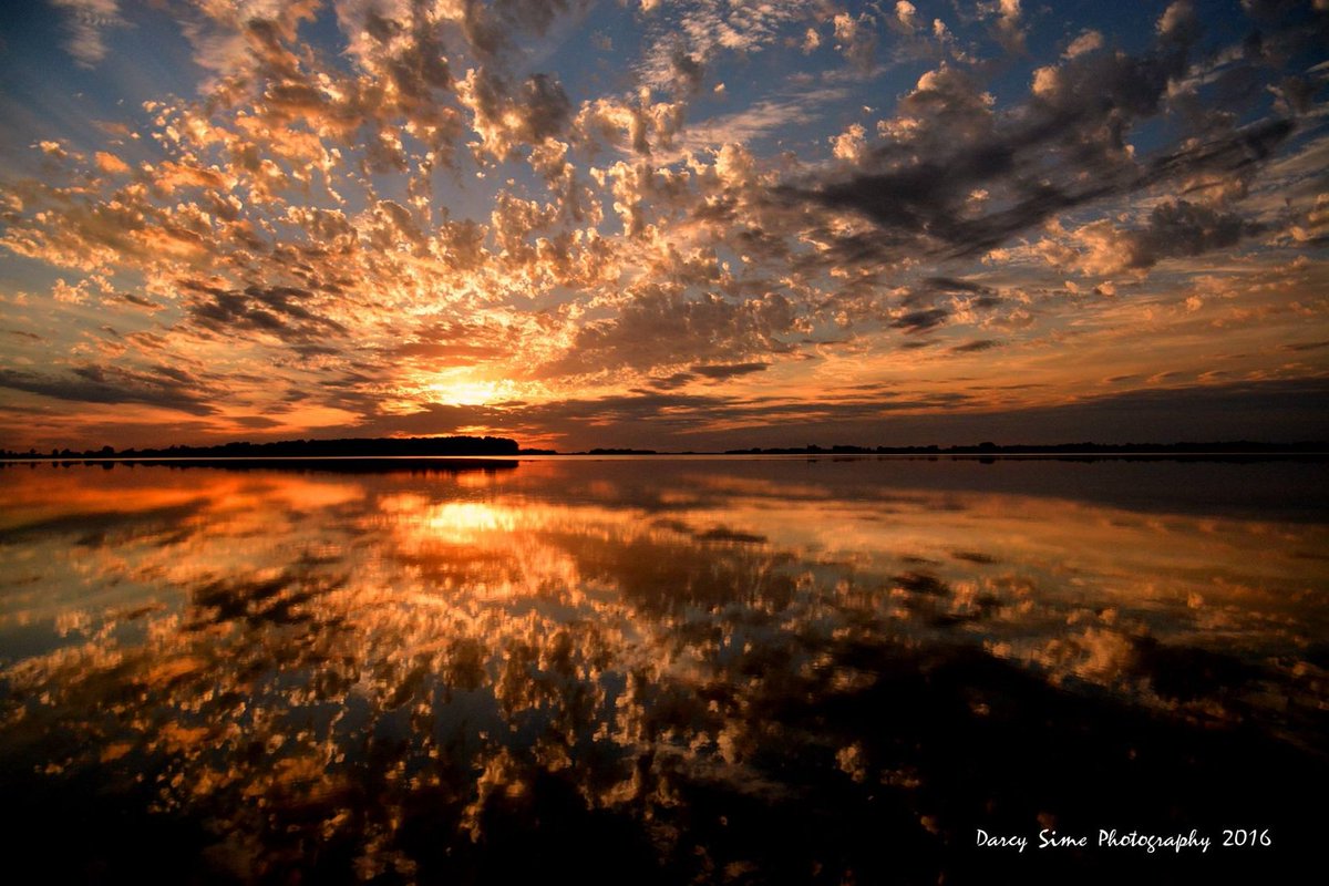 RT mark_tarello WOW! Stunning sunset seen tonight from Freeborn Lake, Minnesota. Photo credit