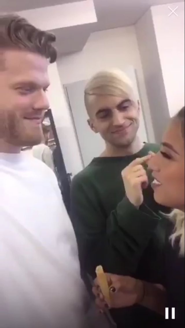 I see the way @FakingThtDude_X looks at me.