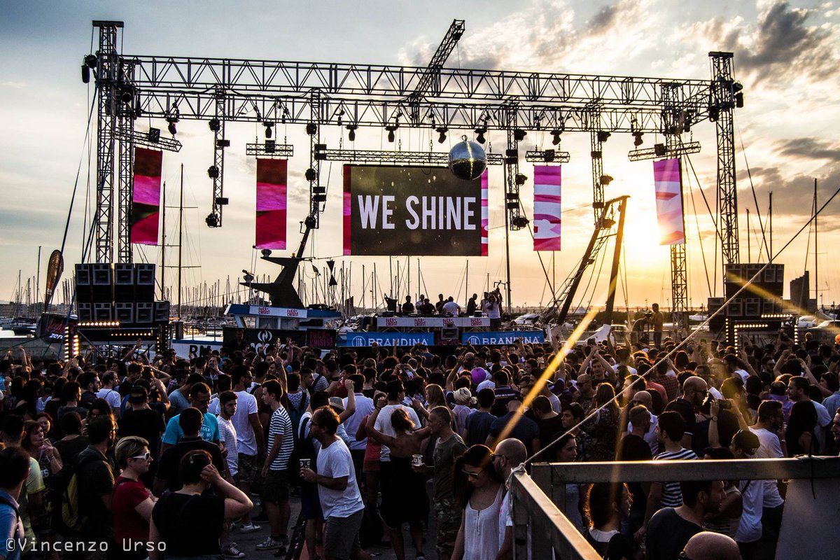 VisitRomagnaDTR's tweet photo. Sabato, 100 pescatori e 80 dj uniscono musica di tendenza e tradizione marinara. #molostreetparade
Ph V. Urso https://t.co/EaV13barbG
