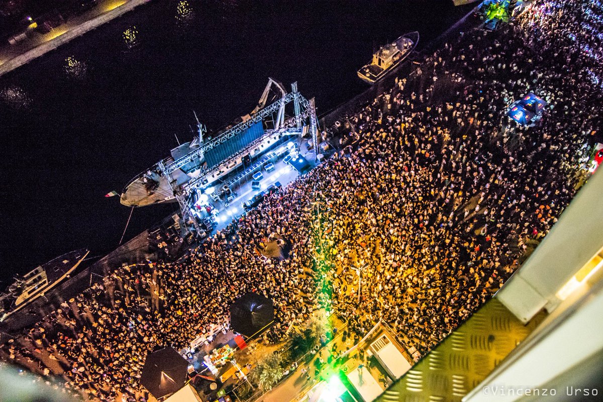 VisitRomagnaDTR's tweet photo. Sabato, 100 pescatori e 80 dj uniscono musica di tendenza e tradizione marinara. #molostreetparade
Ph V. Urso https://t.co/EaV13barbG