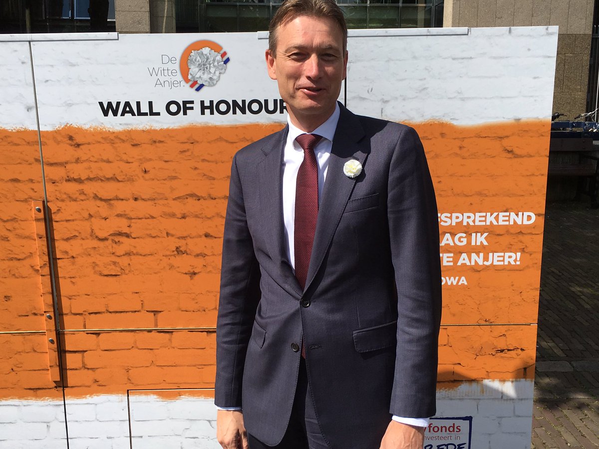 Dewitteanjer's tweet photo. Ook @HalbeZijlstra draagt een witte anjer. #DDWA #VVD https://t.co/tdOuVkCTok
