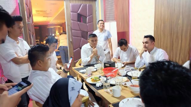 Ketua <a href="/ndiie_ba2m/">AnDi_ ㄹ</a> memberikan arahan rapat guna mempersiapkan kegiatan baksos &amp; #sahurontheroad #keepsolid #ba2mcrew