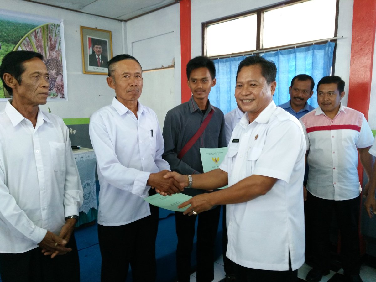 ATR_BPNKOTIM's tweet photo. Penyerahan sertipikat REDISTRIBUSI TOL
Desa mekar jaya kab.kotawaringin timur @TheOfficialFMB @humasATRBPN https://t.co/DlPBBEdBVK