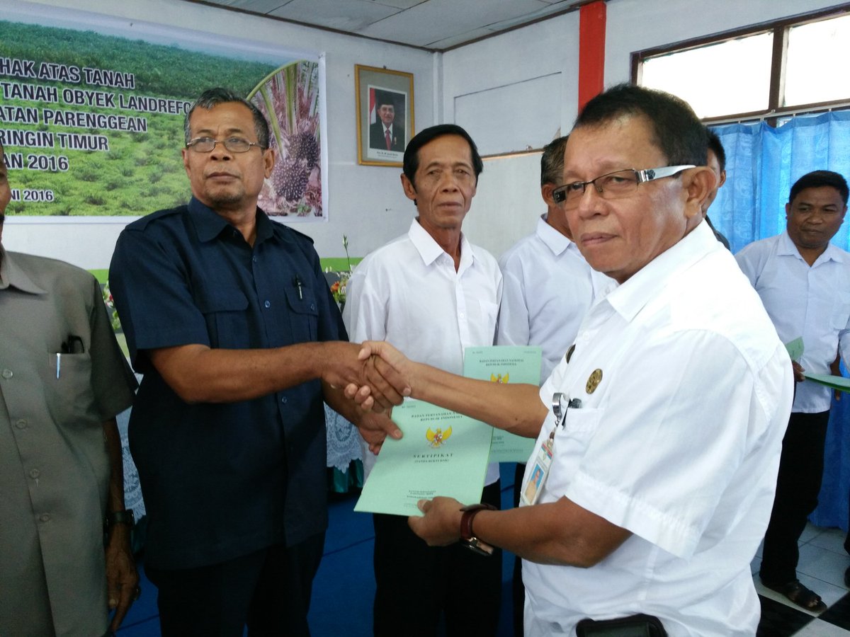 ATR_BPNKOTIM's tweet photo. Penyerahan sertipikat REDISTRIBUSI TOL
Desa mekar jaya kab.kotawaringin timur @TheOfficialFMB @humasATRBPN https://t.co/DlPBBEdBVK