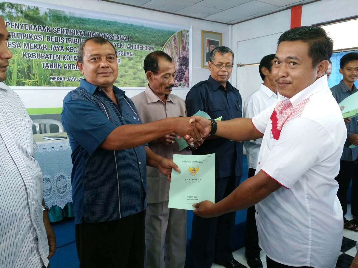 ATR_BPNKOTIM's tweet photo. Penyerahan sertipikat REDISTRIBUSI TOL
Desa mekar jaya kab.kotawaringin timur @TheOfficialFMB @humasATRBPN https://t.co/DlPBBEdBVK