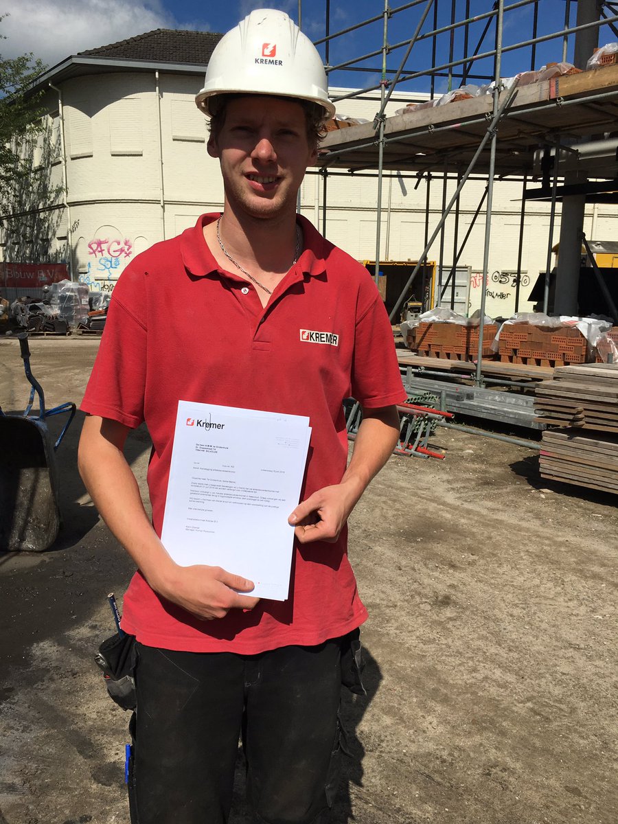 Vanochtend hebben Brandon, Maikel en Jeroen Seegers hun vaste arbeidsovereenkomst in ontvangst genomen. Toppers !!