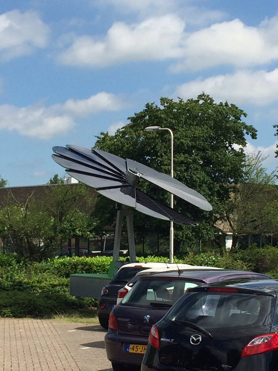 De door @kremerbv geleverde Smartflower bij de <a href="/gem_montferland/">Gemeente Montferland</a> staat te spinnen van plezier #topweer