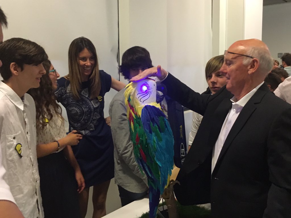 l_eyre's tweet photo. De nuevo exponiendo a ParrBot, esta vez en Madrid, en el @desafioSTEM @inscandelera #ponunalorobotentuvida https://t.co/vEPbFWMs2c