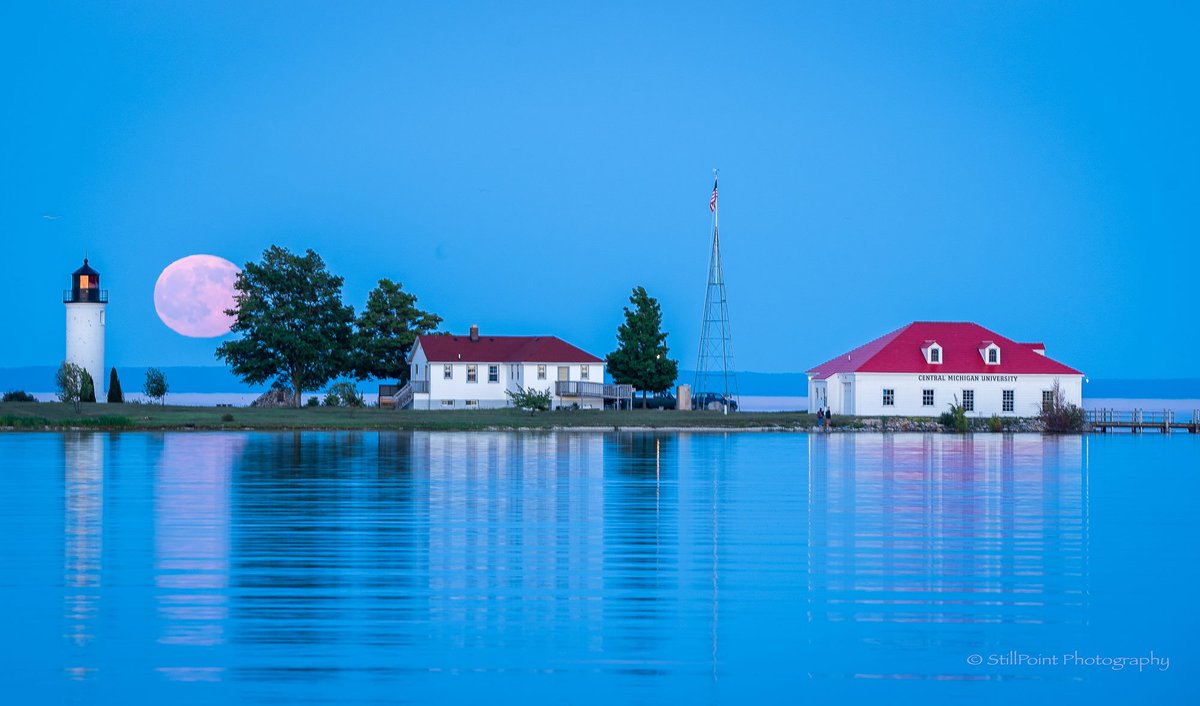 WildlifeBioGal's tweet photo. Frank Solle captured this beautiful photo of the Strawberry Moon rising up over Beaver Island & the #CMUBS boathouse https://t.co/Hp3DmA35Oq