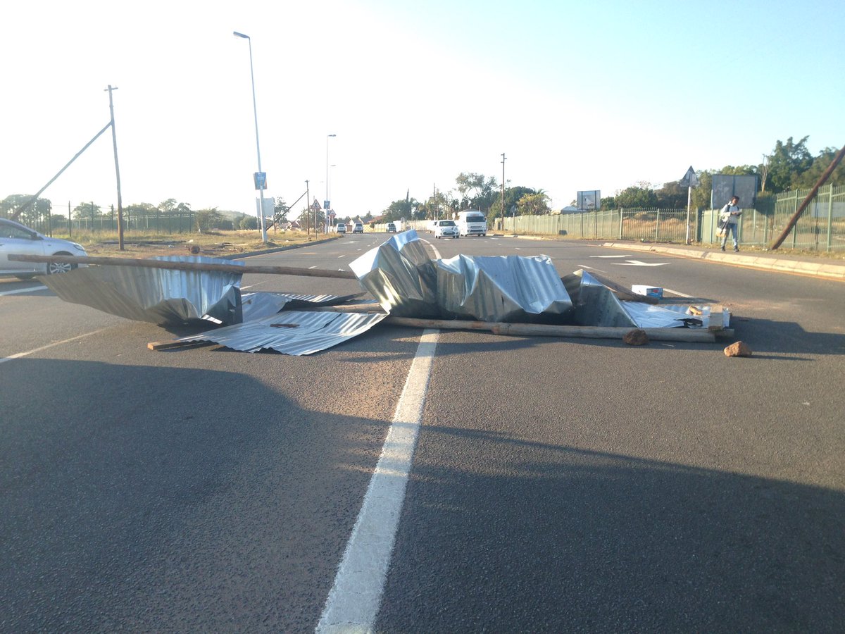 lenyarosello's tweet photo. PICS: #TshwaneUnrest the aftermath of protests near #MorulaSun in #Mabopane #enca https://t.co/Dyh4MwlSvV
