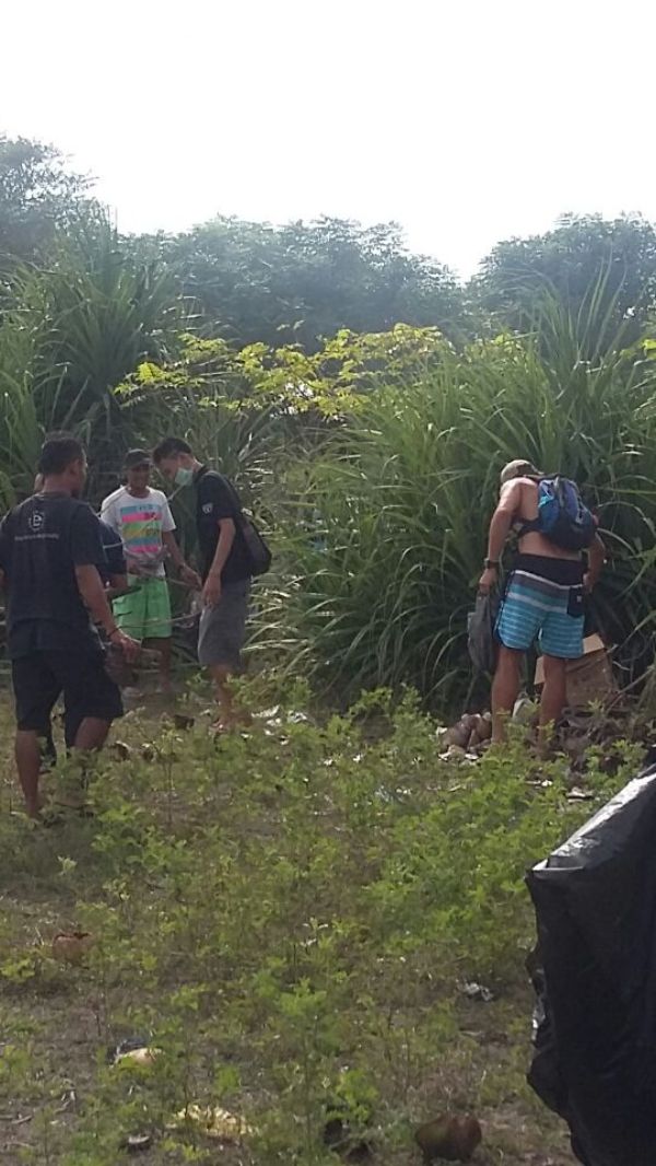 Saat Turis Asing Ikut Aksi Bersih-bersih Sampah Pantai Kuta Lombok detik.id/VGCudK