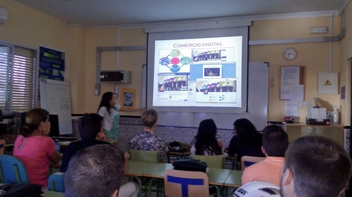 FP_eel11's tweet photo. @96martaml  hace hincapié en la importancia de gestión de redes sociales en la exportación @MarketTeacher #FP https://t.co/OAbmgdwHuz