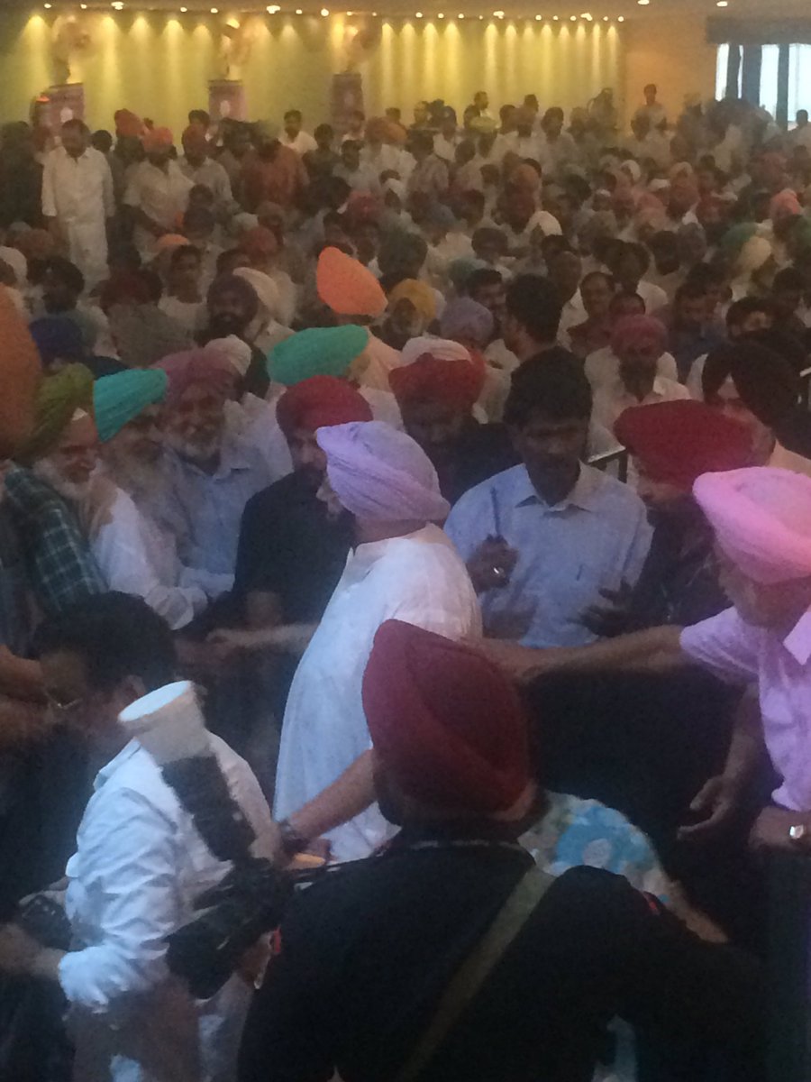 capt_amarinder's tweet photo. Interacting with the people of Jagraon at #HalkeVichCaptain https://t.co/jMWOP9LO0F