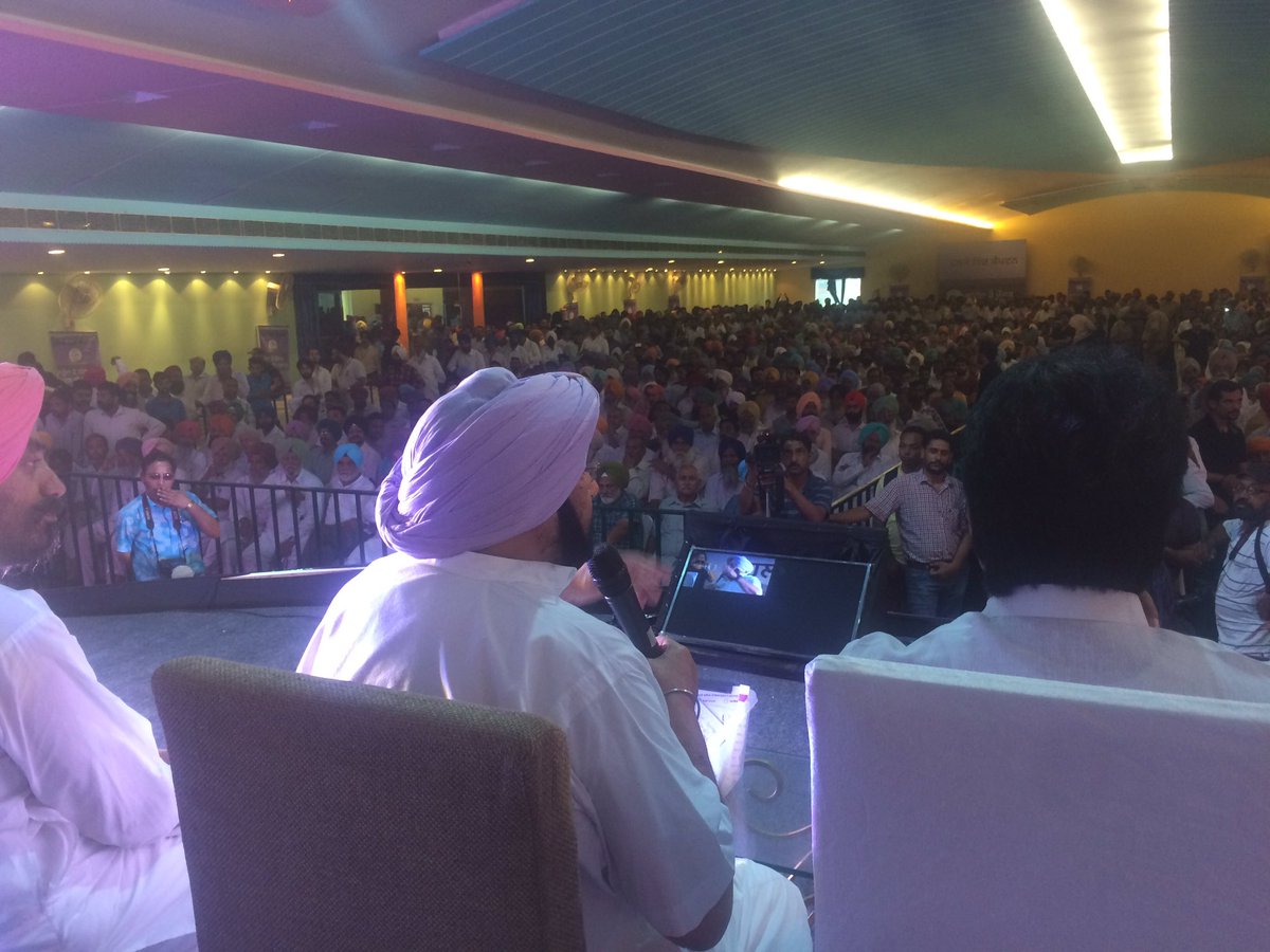 capt_amarinder's tweet photo. Interacting with the people of Jagraon at #HalkeVichCaptain https://t.co/jMWOP9LO0F