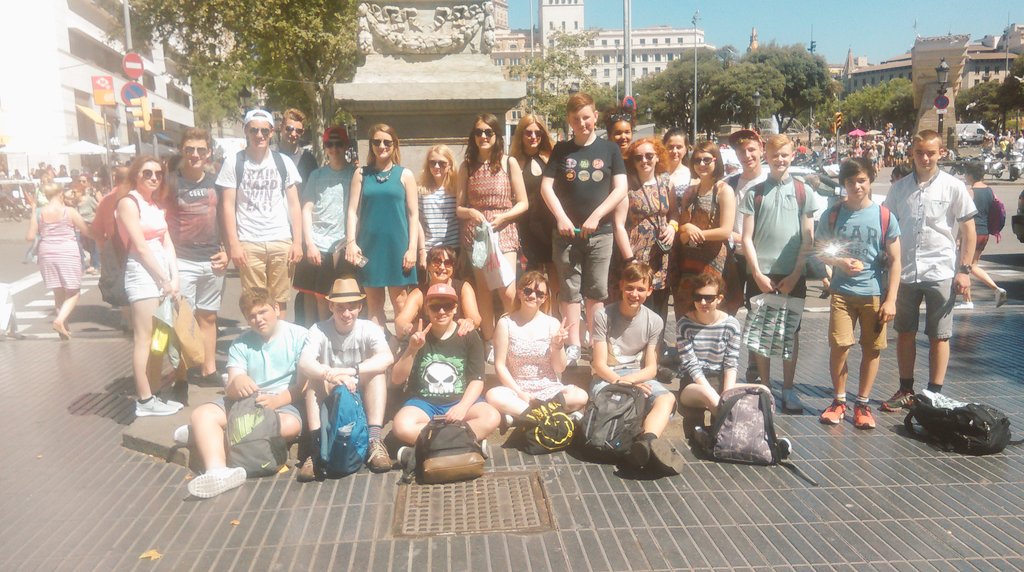 mr_rgibson's tweet photo. Shopping in las ramblas. Group shot and my group #gibsonsgatos #tcsbarcelona #spanishrevision https://t.co/lSSQnWBOfr