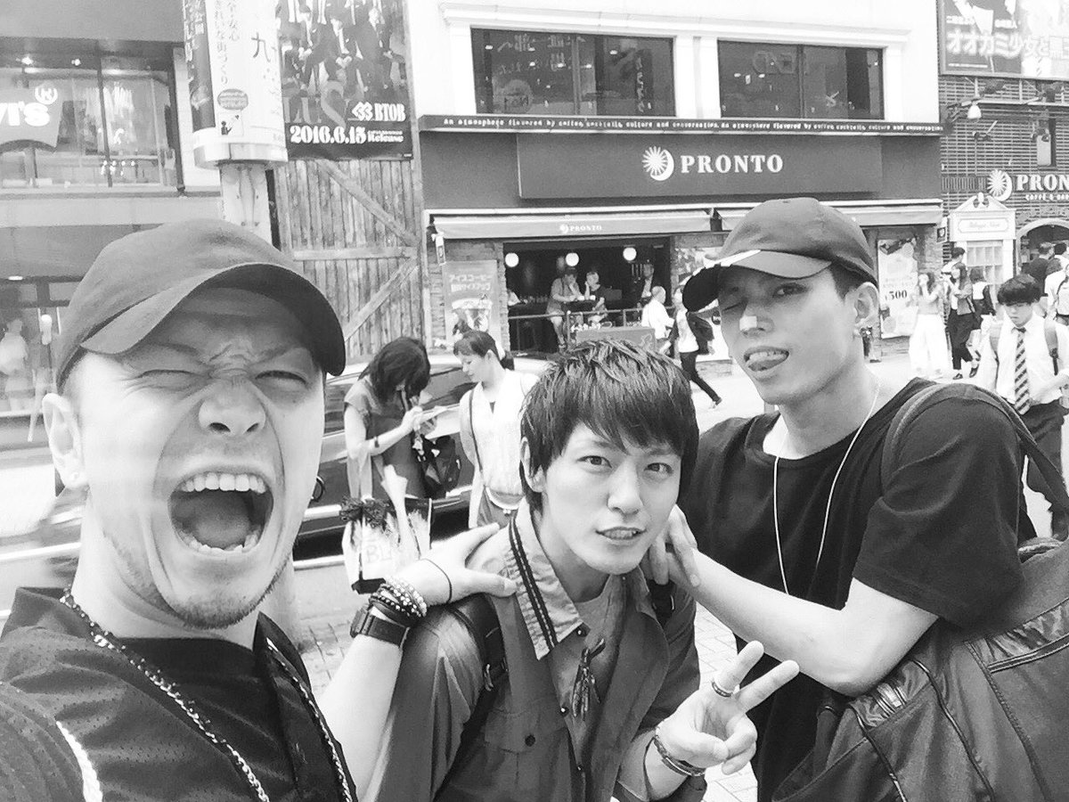 KAZ_ASURA's tweet photo. .
with RIKU!!!
.
#BKTK
#5IGNAL
#俺は久々なので
#抱きついてしもたw
#バッタリ☆ https://t.co/AGhAuSHTxQ