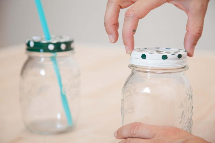 Handfie's tweet photo. Si tienes un bote de vidrio, tienes un nuevo vaso #DIY para este verano https://t.co/lsZPfeY8Oe ☀☀☀ https://t.co/pht8S30vd5