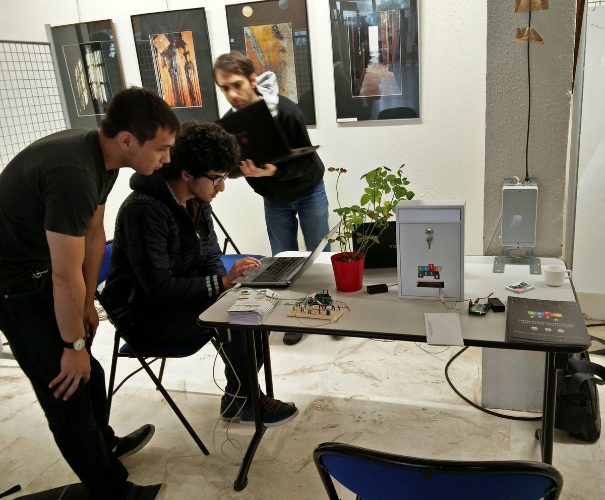 zetapush's tweet photo. Projet étudiant boite aux lettres connectée @TelecomBretagne #IoT #LoRa et #ZetaPush https://t.co/8m08VXAhoB