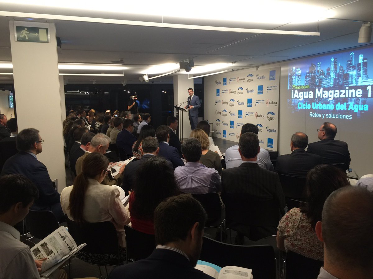 davizescobar's tweet photo. Aforo completo en la presentación de #iAguaMagazine 11 en @RocaMADGallery Muchas gracias a todos. Una vez más :-) https://t.co/409gN0SrwZ