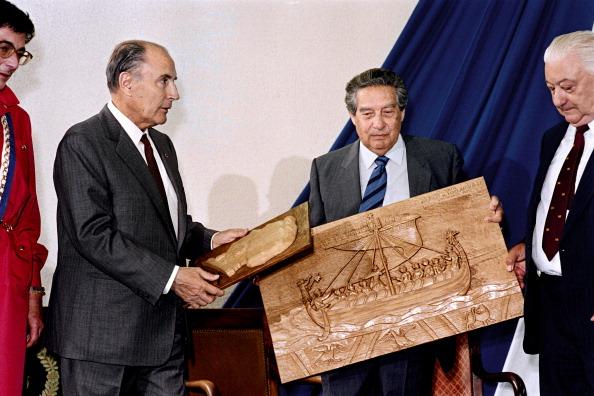 Xpedicionfm's tweet photo. #TalDiaComoHoy 1989 #OctavioPaz recibe premio Alexis de Tocqueville del presidente francés, Francois Mitterrand https://t.co/0hcPo7I8Gq