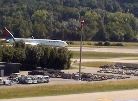 100above's tweet photo. Delta #DL407 landed safely at Zurich Airport on second attempt. (via @flightradar24, @airlivenet) https://t.co/YTAC7B658g