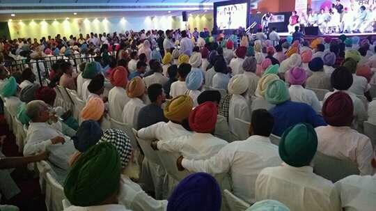 PunjabJago's tweet photo. ਜਗਰਾਉ ਦੇ ਲੋਕਾਂ ਨੂੰ ਕਪਤਾਨ ਉੱਤੇ ਭਰੋਸਾ ਅਤੇ ਵਿਸ਼ਵਾਸ ਹੈ ਕਿ ਉਹ
ਓਹਨਾਂ ਦੀਆਂ ਸਮੱਸਿਆਵਾਂ ਦਾ ਹੱਲ ਕਰੂਗਾ I #KisanWithCaptain https://t.co/1wRB7w6Lf6