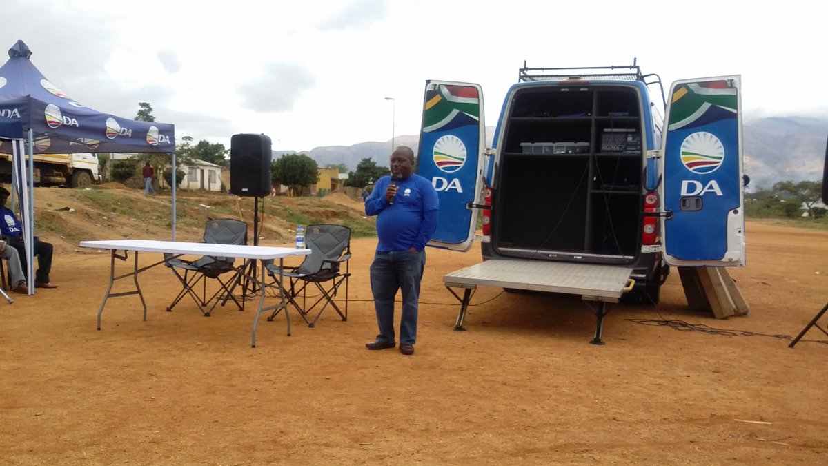 BoshSonja's tweet photo. @JamesMasango addressing residents of Kaporeki,  Umjindi. #FreedomFairnessOpportunity @AliJacobs01 https://t.co/Jmja3F65fE