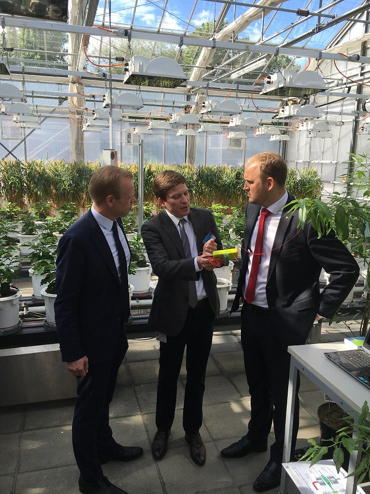 yara's tweet photo. Simon Rüger demonstrating our water tech to CEO @stholsether and Norw minister of agri @jongdale #digitalagriculture https://t.co/HPKO8QnjbW