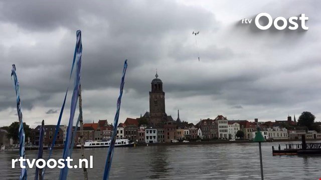 Wat hangt daar nou? Vliegende stokvis bij Deventer Haringparty bit.ly/28Ve4WQ #rtvoost