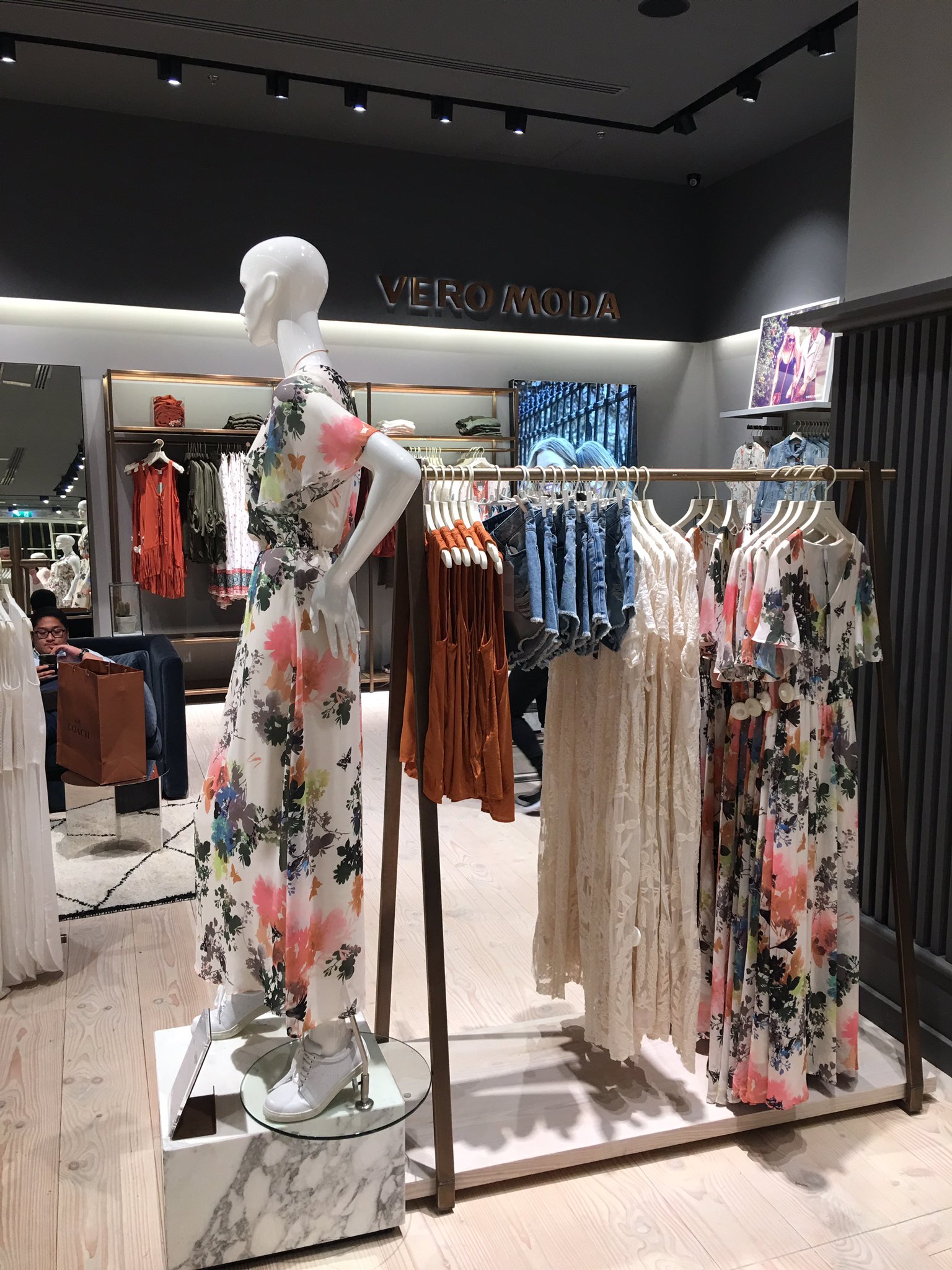 magasin Medarbejder kemikalier Alastair Kean on Twitter: "Saw the new Vero Moda in Dubai Mall, looks  higher quality and lower in density, looking all together more grown up.  https://t.co/GMeU4ZKkWj" / Twitter