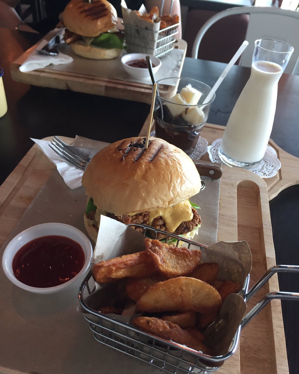 KaiChiewHo's tweet image. Rainy day , teatime with brother  #teatime #tgiwednesday